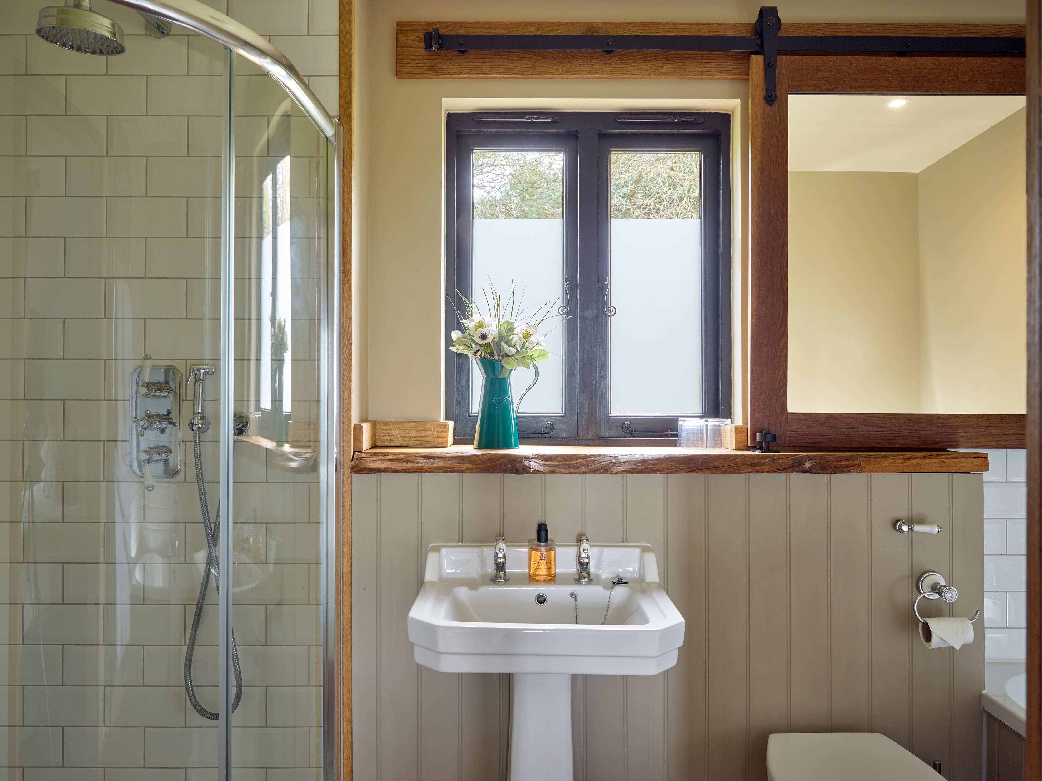 Suite Bathroomsink The Plough Inn Low Res Holbeam