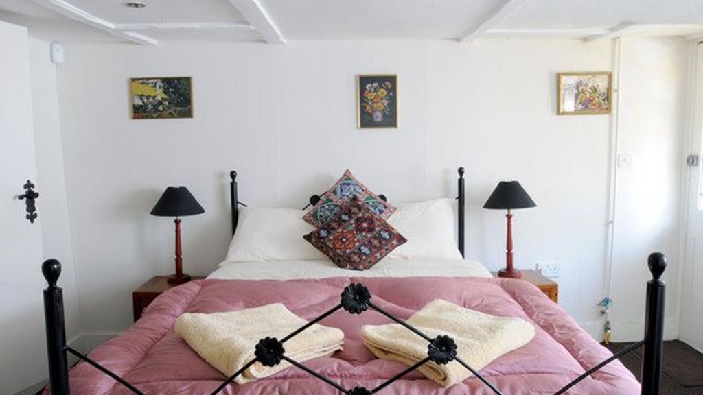 299-london-road-bedroom.jpg