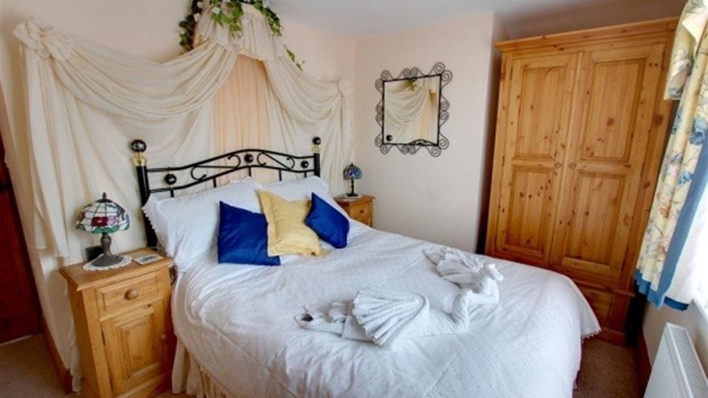 violet-cottage-cb563_double_room_a.jpg