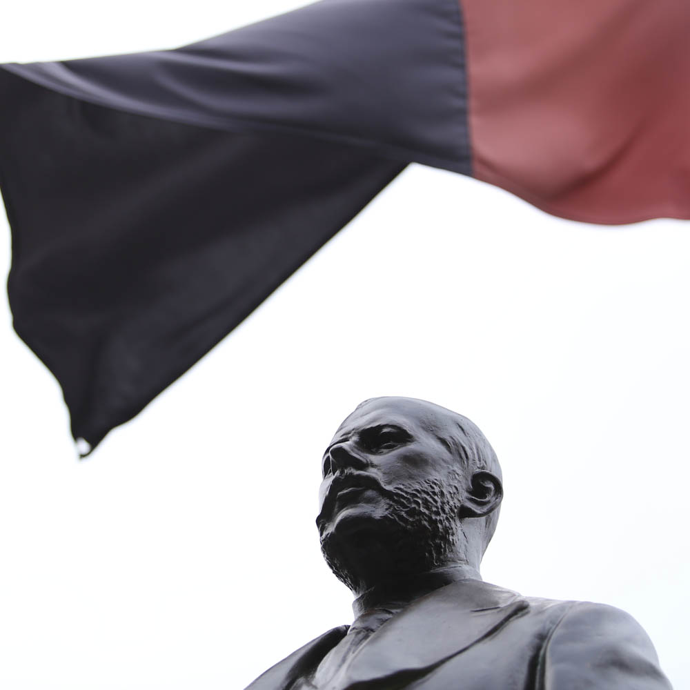 Isaac Newell 1000X1000