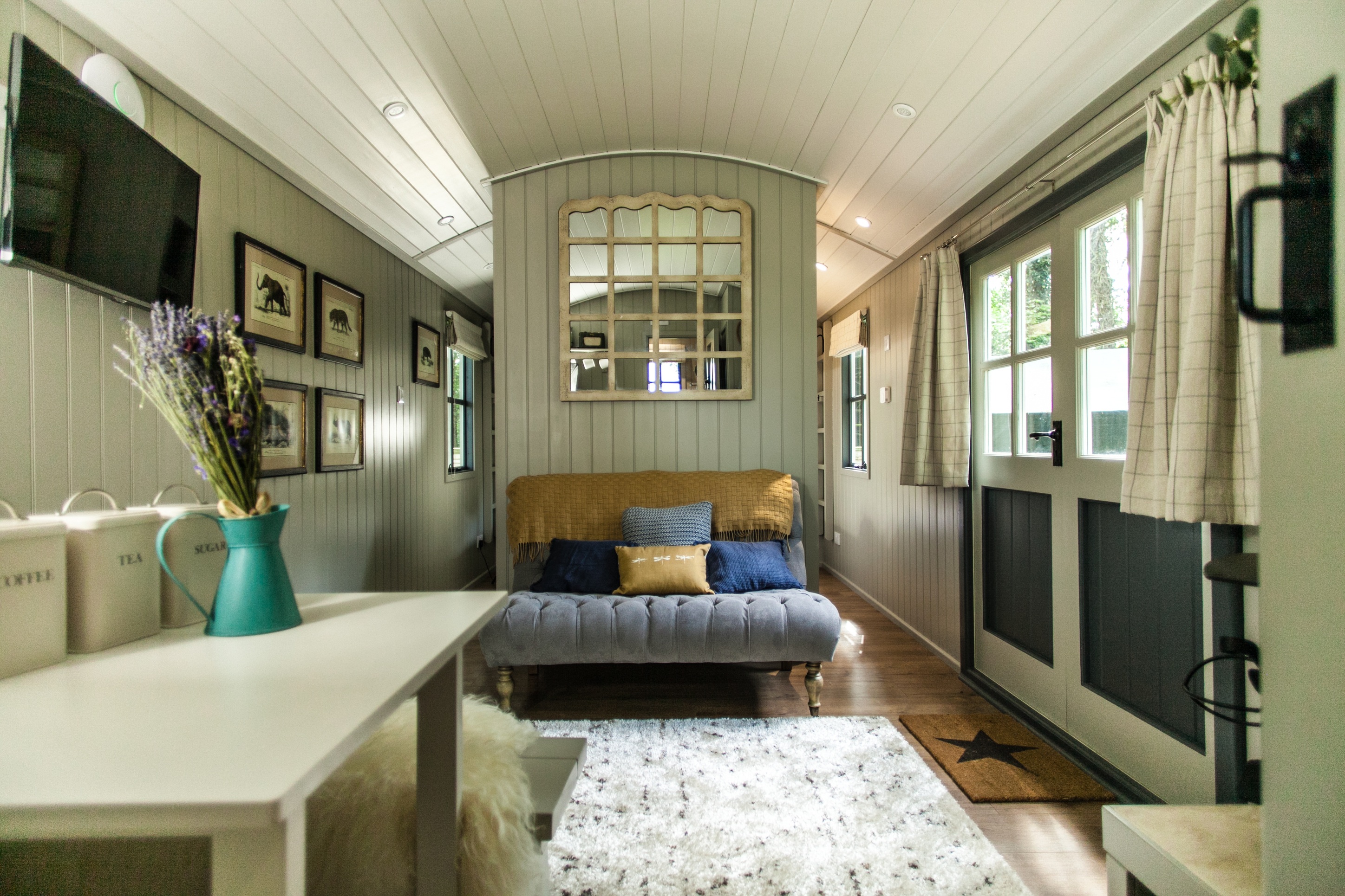 SHORT BREAKS Pinewood Shepherds Hut (3)