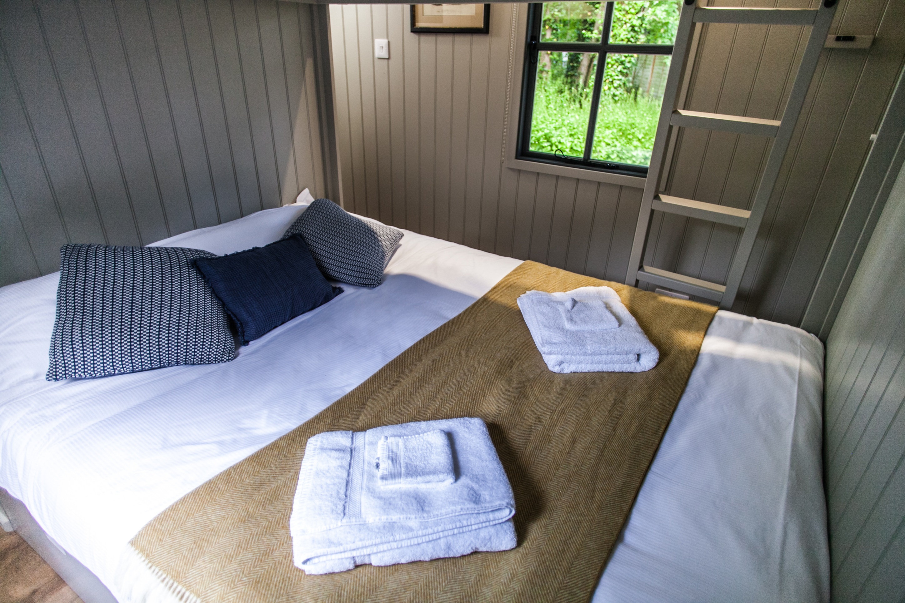 SHORT BREAKS Pinewood Shepherds Hut (5)