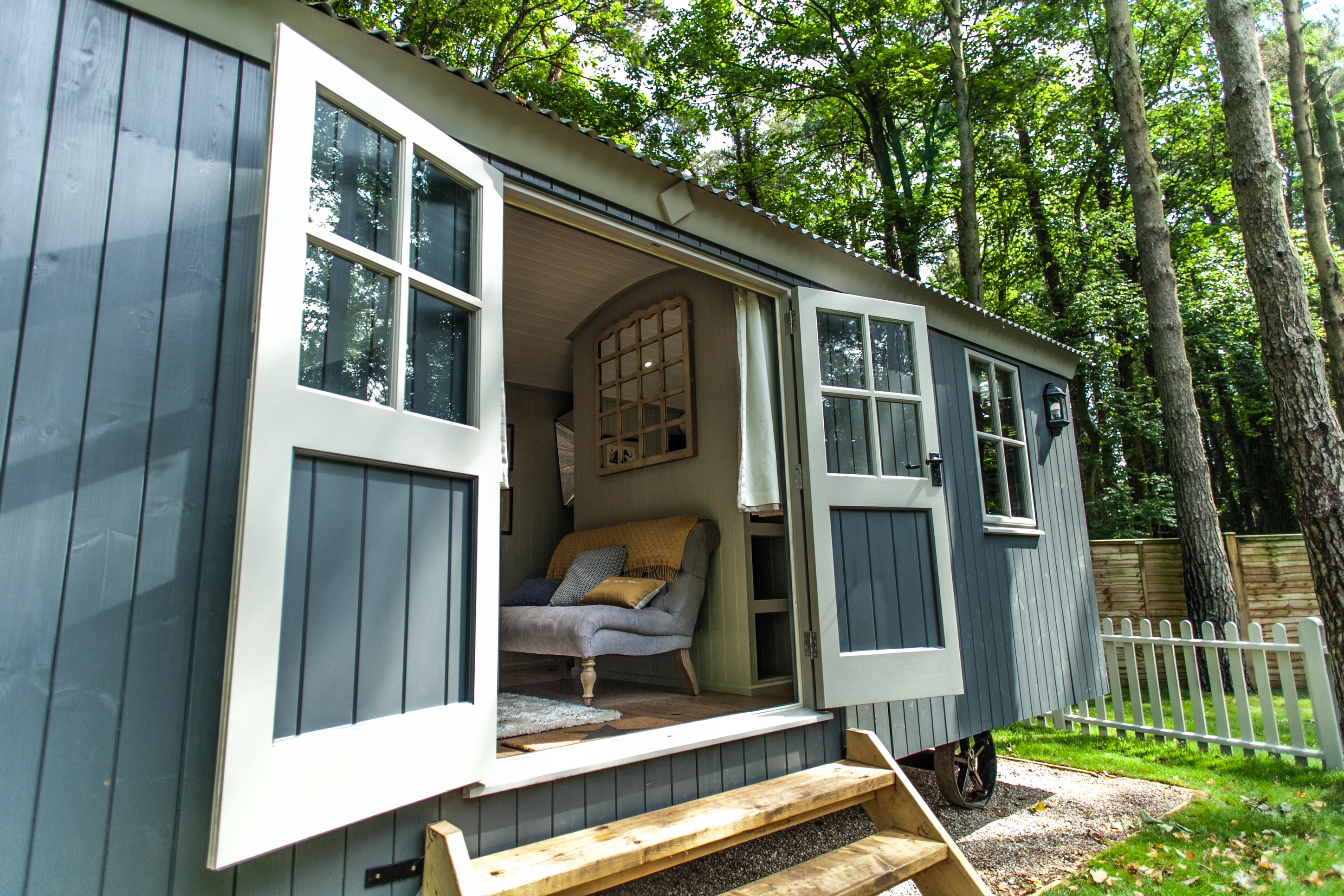 SHORT BREAKS Pinewood Shepherds Hut (6)