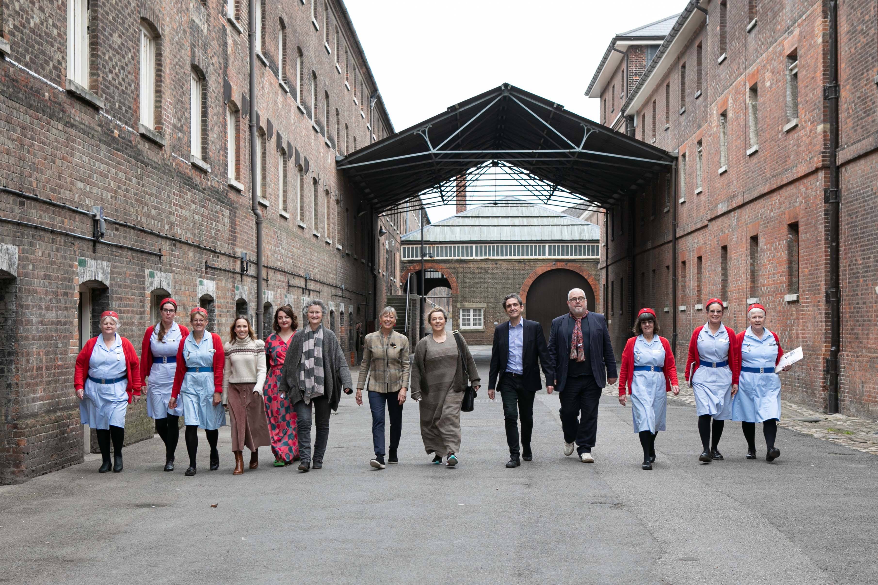 CALLTHEMIDWIFE TOUR PR EVENT 27.04.23 EXTERIOR WIDE SHOT FULL CAST 2 14 KBOOKER